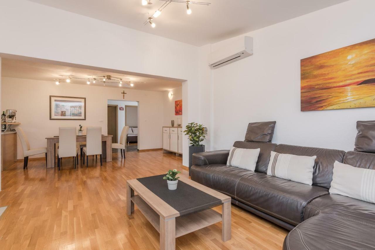 Apartment Natalie Sea View With 3 Bedrooms And Everything Is Air-Conditioned Sali Kültér fotó