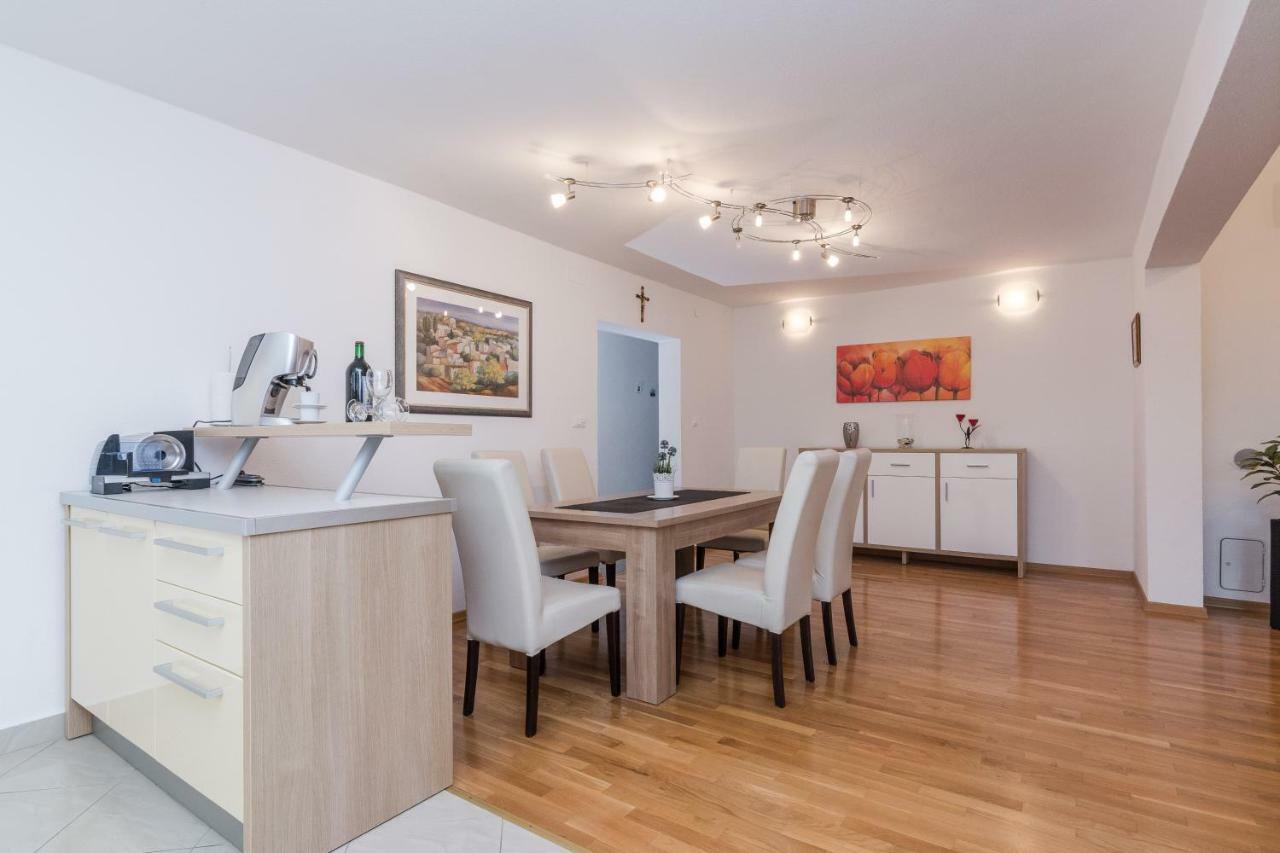 Apartment Natalie Sea View With 3 Bedrooms And Everything Is Air-Conditioned Sali Kültér fotó