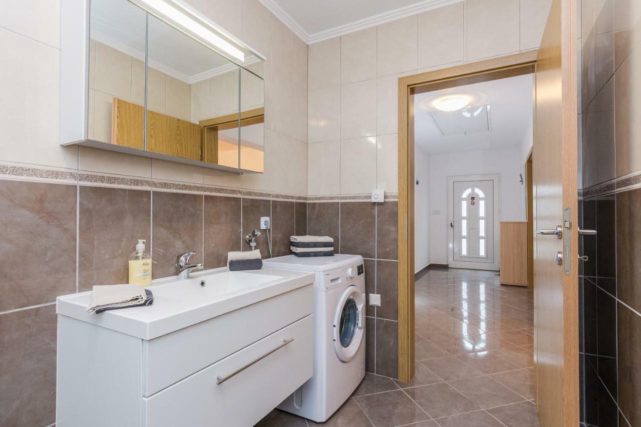 Apartment Natalie Sea View With 3 Bedrooms And Everything Is Air-Conditioned Sali Kültér fotó