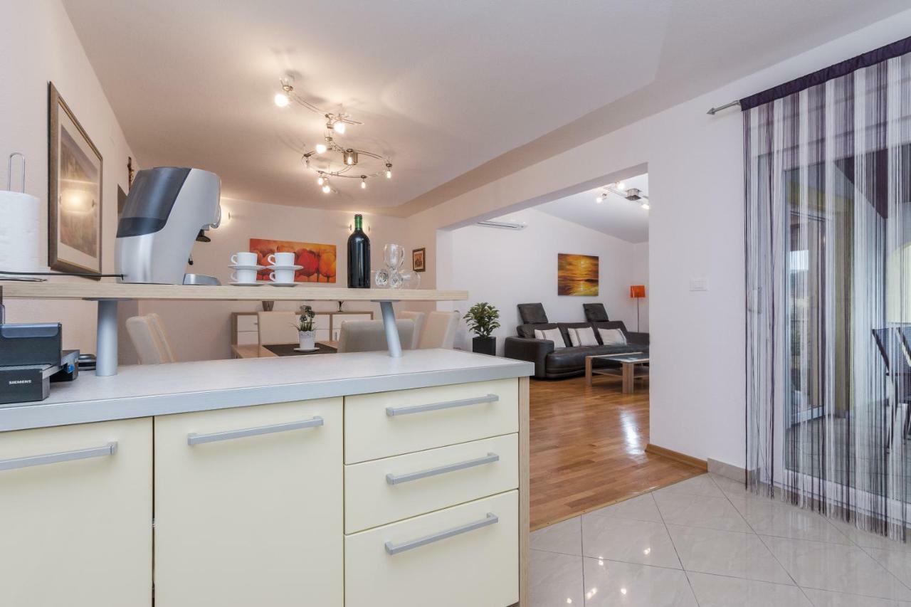 Apartment Natalie Sea View With 3 Bedrooms And Everything Is Air-Conditioned Sali Kültér fotó